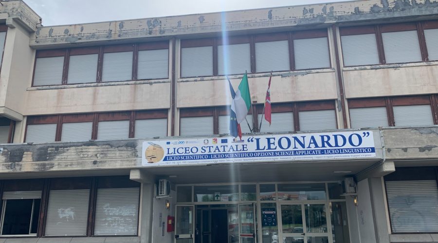 Giarre, terzo studente contagiato al liceo Scientifico Leonardo. Positivo anche un alunno del 3° Istituto Comprensivo