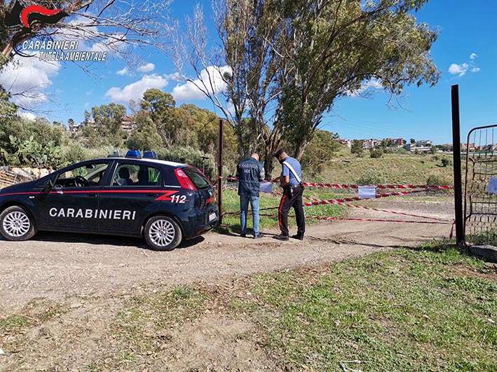 Combustione illecita di rifiuti: sequestrata discarica abusiva. Denunciato il proprietario