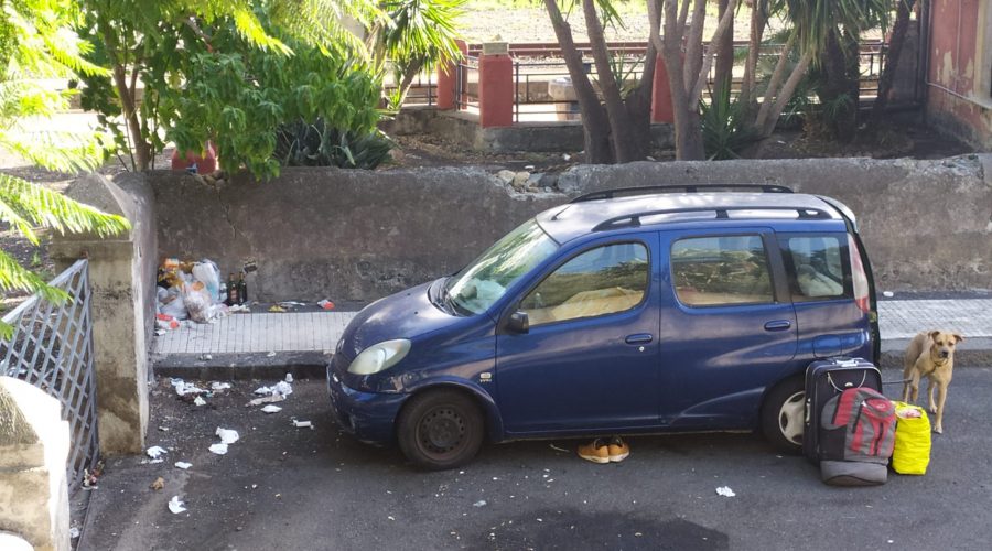 Giarre, un’auto come casa, tra il degrado e l’indifferenza. Intervento dei carabinieri  FOTO