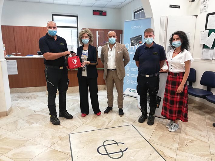 Mascali, la filiale della Bcc di Pachino dona defibrillatore ai volontari del Noes