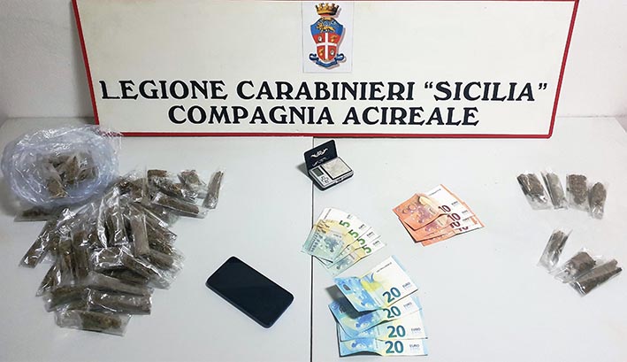 Aci Catena, spacciava comodamente da casa: arrestato