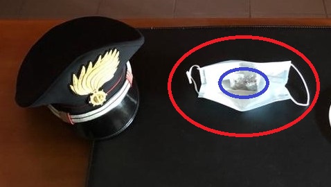 Pedinamento da Catania a Riposto, fermato un pusher. Dietro la mascherina nascondeva l’eroina