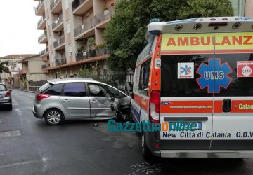 Giarre, schianto tra una ambulanza del 118 e una Citroen in via Crispi