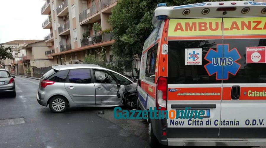 Giarre, schianto tra una ambulanza del 118 e una Citroen in via Crispi