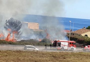 Riposto, vasto incendio in un terreno di via Rocco La Porta VD