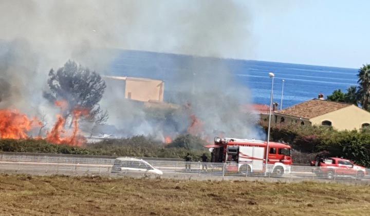 Riposto, vasto incendio in un terreno di via Rocco La Porta VD