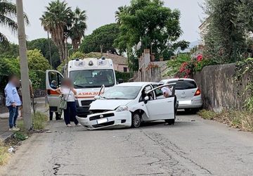Giarre, incidente in via Ungaretti. Sfiorato scontro frontale tra due auto