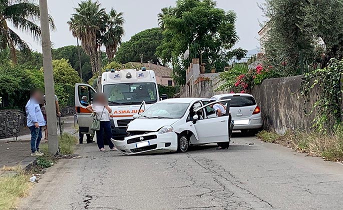 Giarre, incidente in via Ungaretti. Sfiorato scontro frontale tra due auto