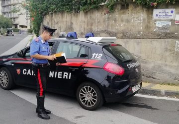 Catania, geloso della moglie distrugge casa dinanzi i figli: arrestato