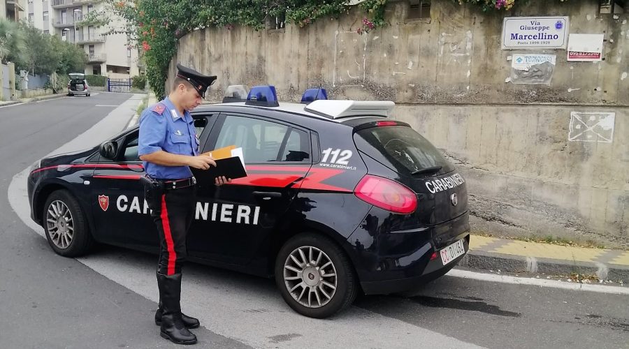 Catania, geloso della moglie distrugge casa dinanzi i figli: arrestato