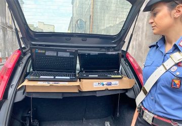 Catania, vendeva computer rubati in piazza Stesicoro: denunciato un impiegato