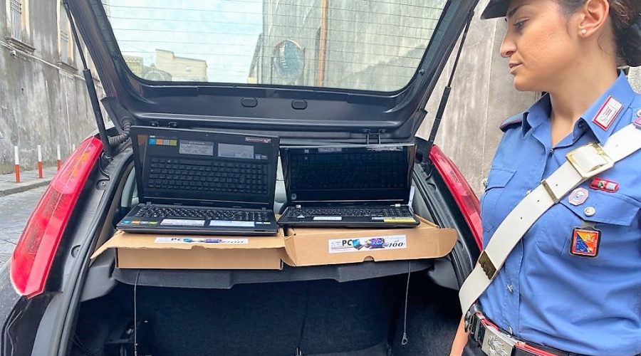 Catania, vendeva computer rubati in piazza Stesicoro: denunciato un impiegato