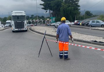 Rotatoria di Trepunti, cantieri Enel paralizzano il traffico. Vigili inesistenti VIDEO