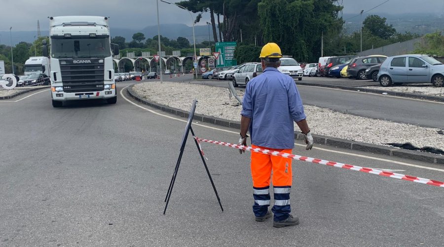 Rotatoria di Trepunti, cantieri Enel paralizzano il traffico. Vigili inesistenti VIDEO