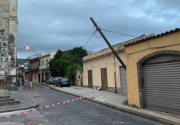 Giarre, chiusa al traffico via Lisi per un palo Telecom pericolante