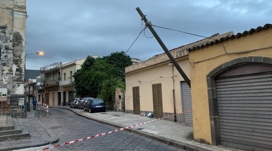 Giarre, chiusa al traffico via Lisi per un palo Telecom pericolante