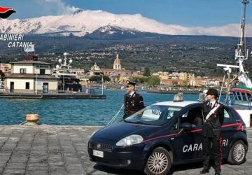 Riposto, lite davanti un tabacchino. Carabinieri aggrediti: un arresto