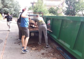 Giarre, militari Usa  di Sigonella puliscono il parco giardino di San Giovanni Montebello FOTO