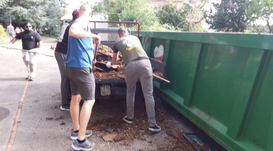 Giarre, militari Usa  di Sigonella puliscono il parco giardino di San Giovanni Montebello FOTO