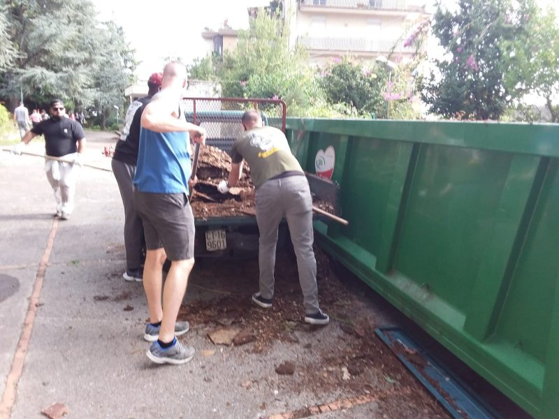 Giarre, militari Usa  di Sigonella puliscono il parco giardino di San Giovanni Montebello FOTO