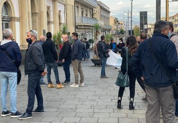 Giarre, il grido di allarme dei commercianti: "Siamo allo stremo". Il sindaco: "Scriver&ograve; al Governatore" VIDEO
