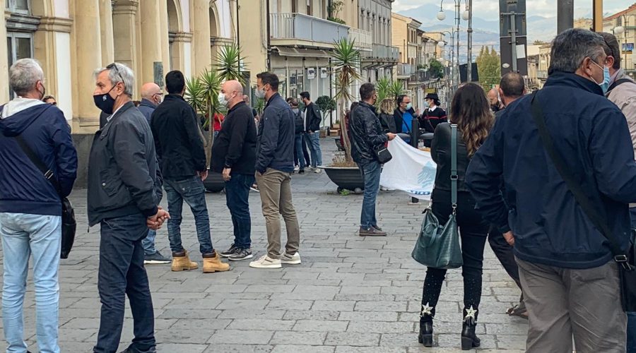 Giarre, il grido di allarme dei commercianti: “Siamo allo stremo”. Il sindaco: “Scriverò al Governatore” VIDEO