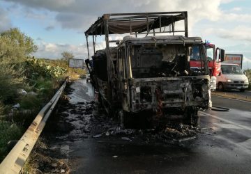 Adrano, a fuoco un camion, in fase di marcia, per il trasporto di bottiglie minerali