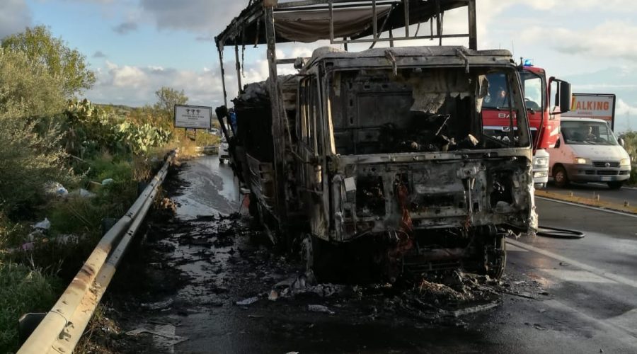 Adrano, a fuoco un camion, in fase di marcia, per il trasporto di bottiglie minerali