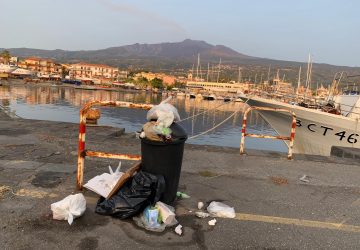 Riposto, il porto pattumiera e la potenziale discarica nel primo bacino. Chi deve intervenire ? E quando?