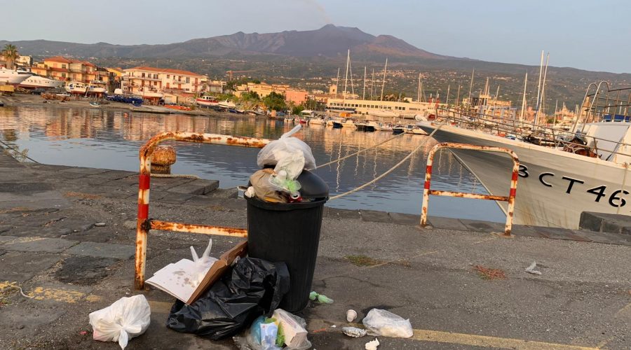 Riposto, il porto pattumiera e la potenziale discarica nel primo bacino. Chi deve intervenire ? E quando?