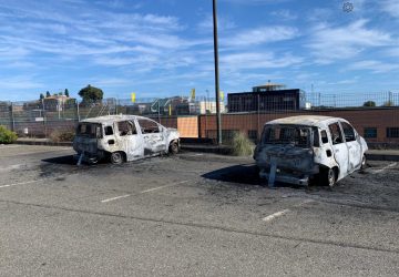 Giarre, distrutte da un incendio doloso due vetture della Posta. Indagano i Cc