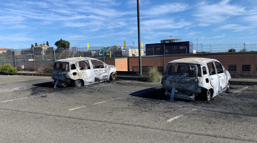 Giarre, distrutte da un incendio doloso due vetture della Posta. Indagano i Cc