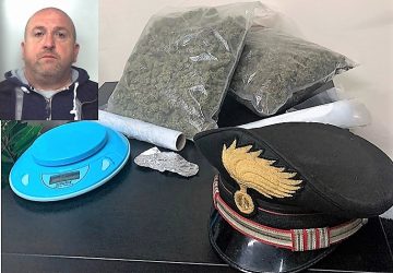 Riceveva i clienti in casa protetto da un guardaspalle: beccato con oltre 1 Kg di marijuana
