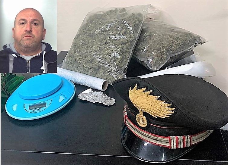 Riceveva i clienti in casa protetto da un guardaspalle: beccato con oltre 1 Kg di marijuana