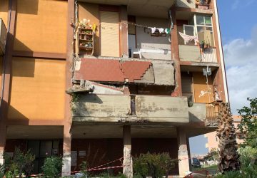 Crollo balcone Giarre: sei famiglie in un hotel di Fondachello. E San Giovanni Montebello resta senza acqua