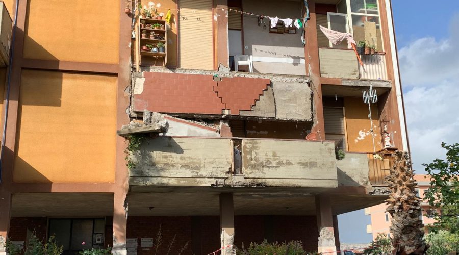 Crollo balcone Giarre: sei famiglie in un hotel di Fondachello. E San Giovanni Montebello resta senza acqua