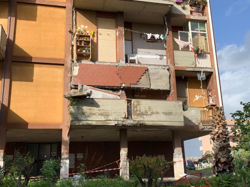 Crollo balcone Giarre: sei famiglie in un hotel di Fondachello. E San Giovanni Montebello resta senza acqua