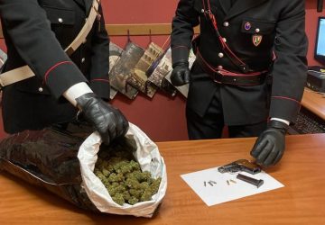 In macchina nascondevano 2 kg di droga ed una pistola. Arrestati due catanesi a Messina