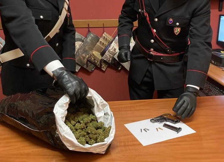 In macchina nascondevano 2 kg di droga ed una pistola. Arrestati due catanesi a Messina