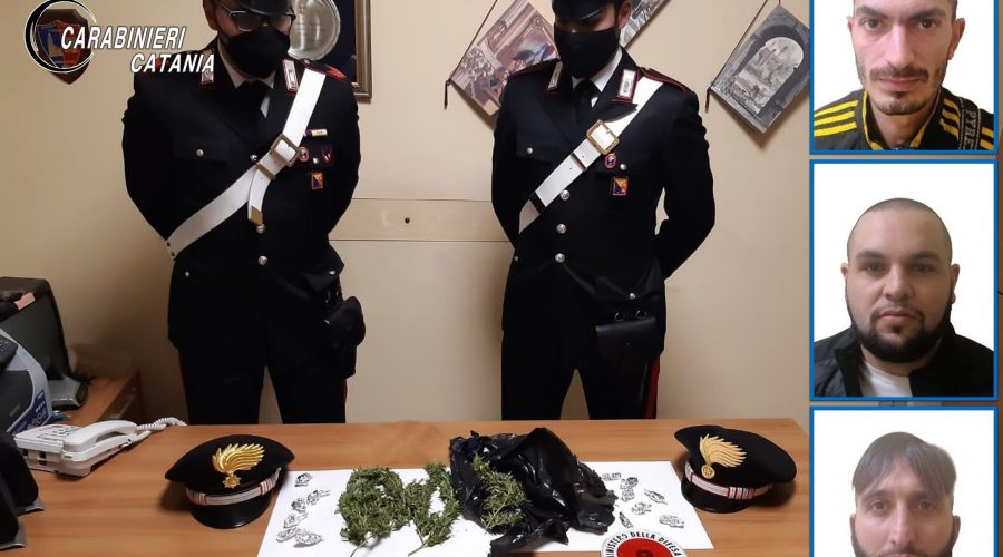 Spacciatori tentano la fuga sui tetti: bloccati con la busta di marijuana