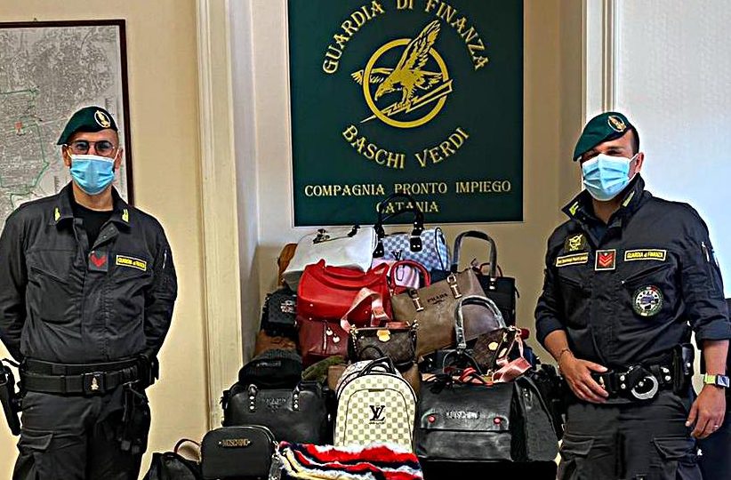 Catania: sequestrati alla “fera o’luni” capi di abbigliamento ed accessori “contraffatti” e “non sicuri”