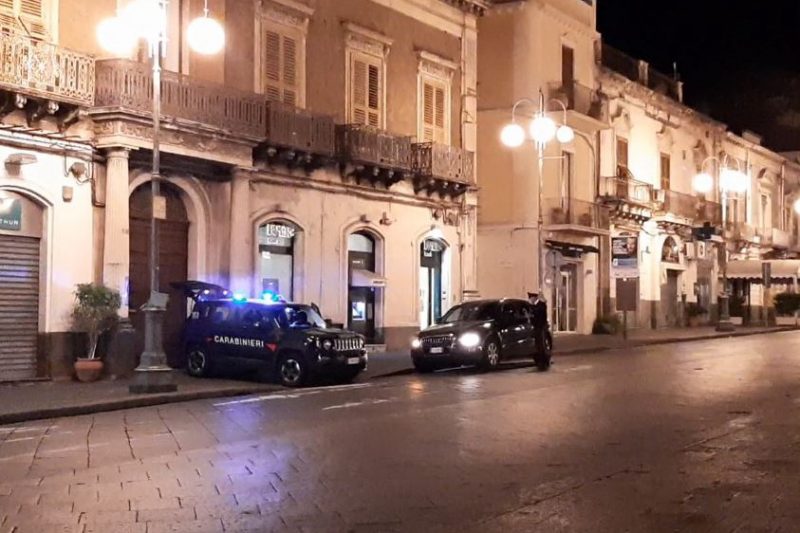 Giarre, ruba un’auto davanti al mercato ortofrutticolo. In manette 53enne mascalese