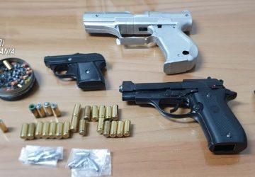 Catania, si ferisce esplodendo un colpo con la sua pistola giocattolo modificata: arrestato.