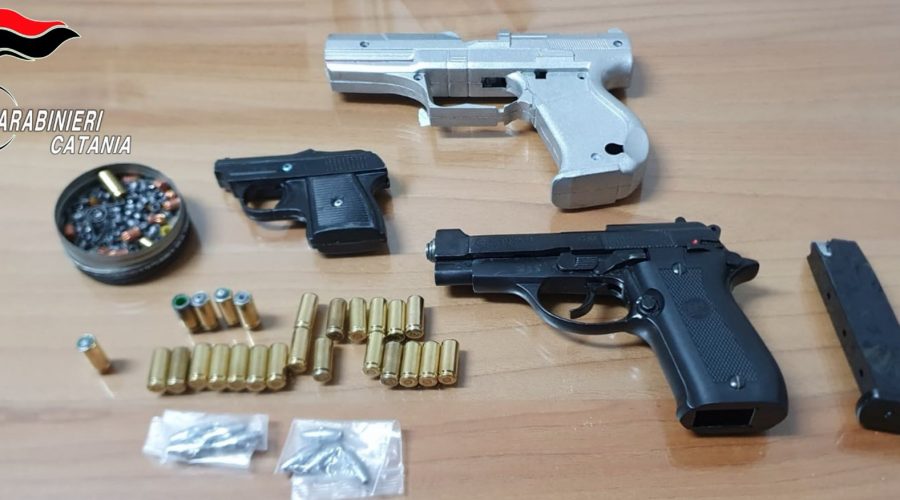 Catania, si ferisce esplodendo un colpo con la sua pistola giocattolo modificata: arrestato.