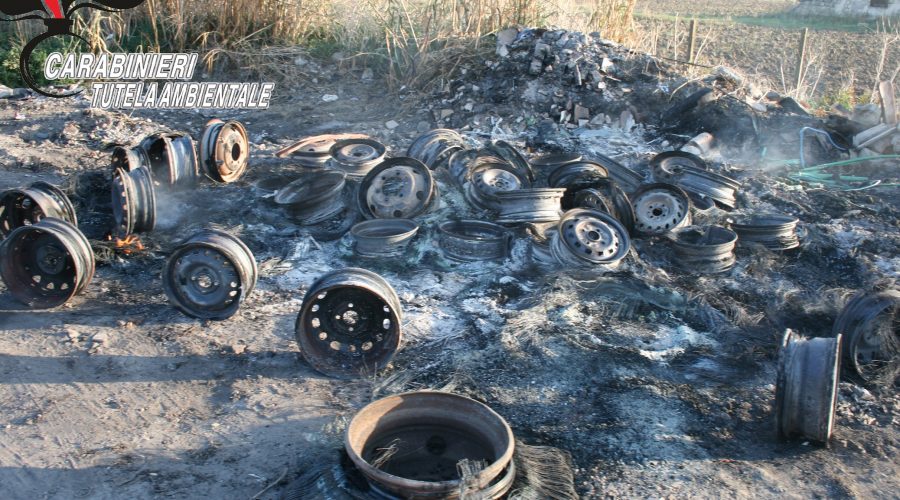 Catania, Carabinieri Noe: un arresto per combustione illecita di rifiuti