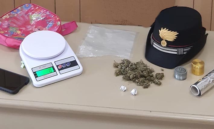 Aci Catena, nasconde “l’erba” nel giardino: arrestato