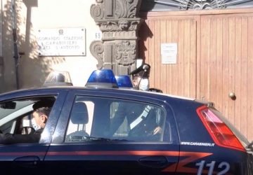 Chiede aiuto per difendersi dal compagno violento: arrestato 42enne di Acireale
