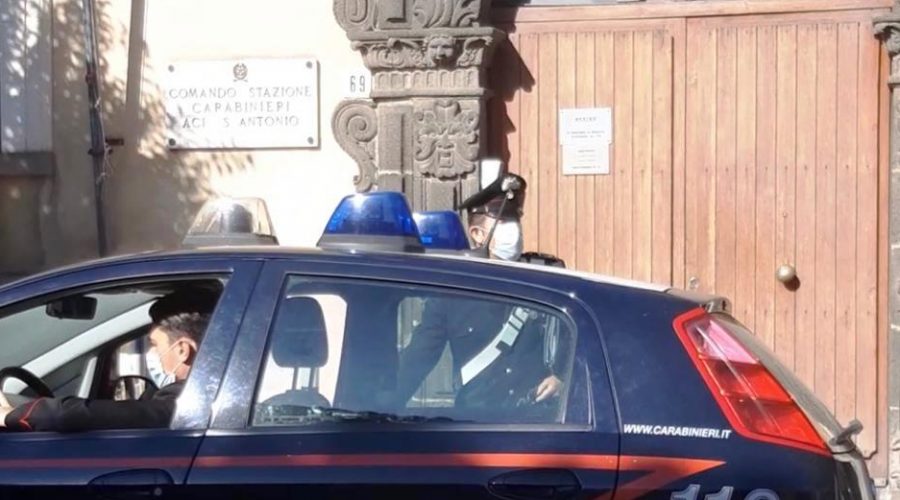 Chiede aiuto per difendersi dal compagno violento: arrestato 42enne di Acireale