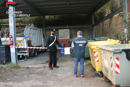 Carabinieri del Noe di Catania sequestrano un centro di raccolta rifiuti