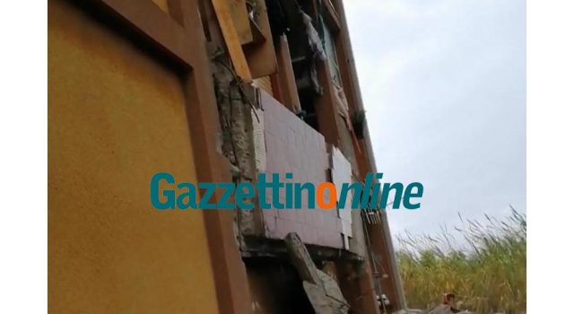 Tragedia sfiorata a Giarre, crolla balcone di un alloggio popolare FOTO VIDEO
